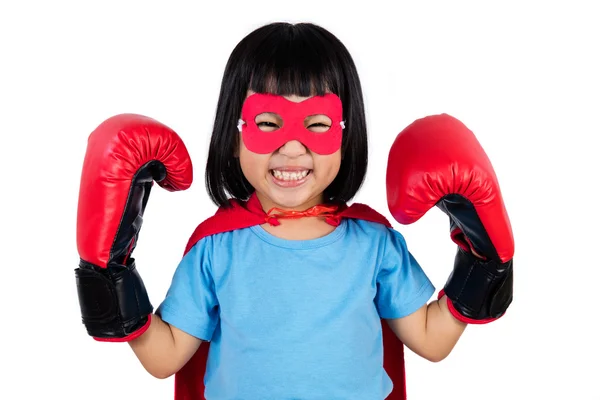 Asiática poco china chica usando super héroe traje con boxeo — Foto de Stock