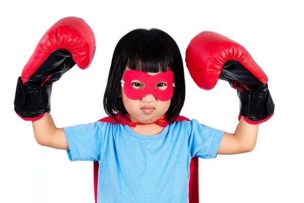 Asiática poco china chica usando super héroe traje con boxeo — Foto de Stock