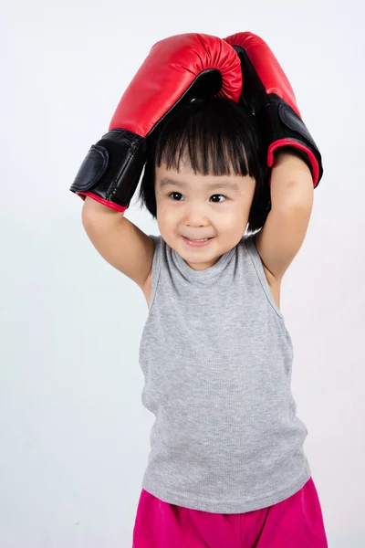 Asiatische kleine chinesische Mädchen trägt Boxhandschuh mit Frustration — Stockfoto
