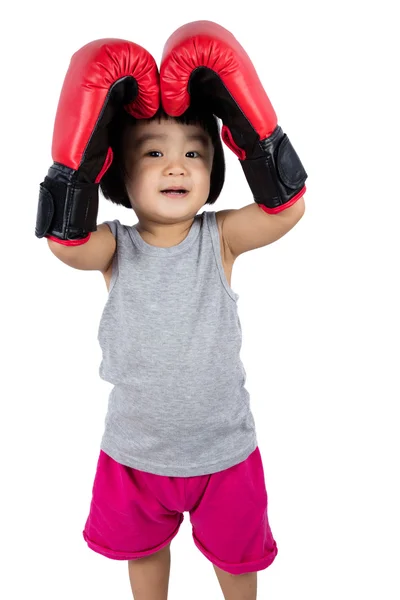 Chinesisches kleines Mädchen trägt Boxhandschuh — Stockfoto