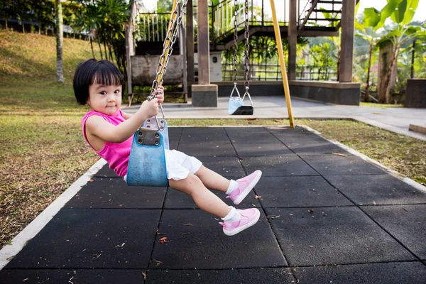 Asyalı küçük Çinli kız Swing oynamaya — Stok fotoğraf