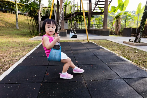 Asyalı küçük Çinli kız Swing oynamaya — Stok fotoğraf