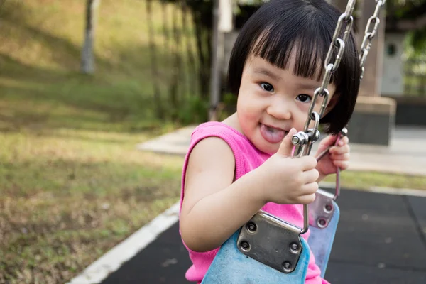Asiatique petite fille chinoise jouer swing — Photo