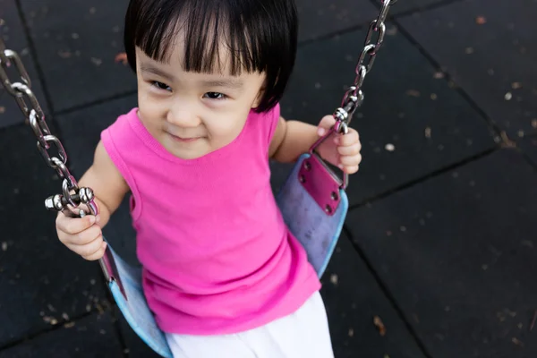Asyalı küçük Çinli kız Swing oynamaya — Stok fotoğraf