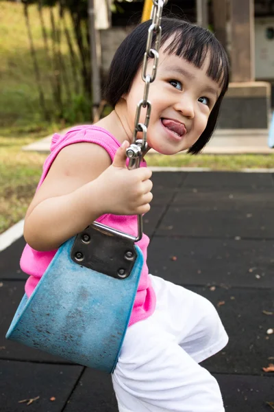 Asiatique petite fille chinoise jouer swing — Photo