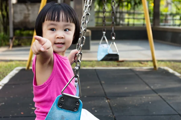 Asiatico piccolo cinese ragazza giocare swing — Foto Stock