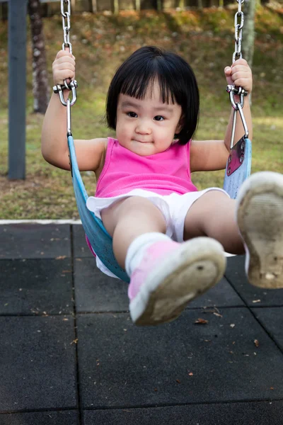 Asiatico piccolo cinese ragazza giocare swing — Foto Stock