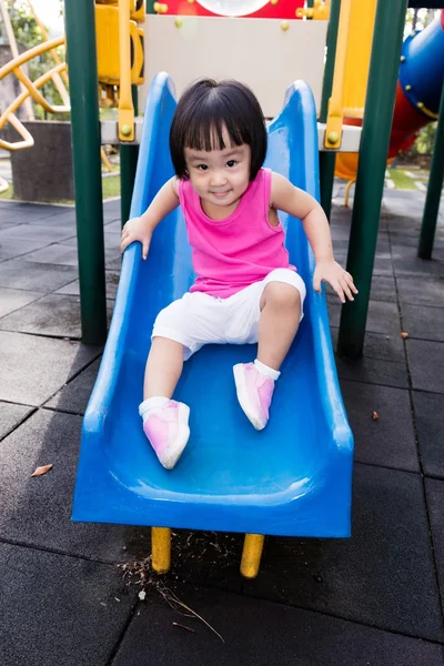 Asiatiska liten kinesisk flicka glidande — Stockfoto