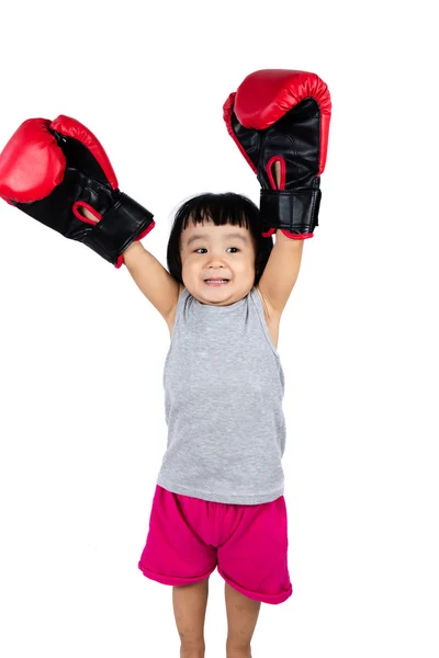 Asiática poco china chica usando boxeo guante — Foto de Stock