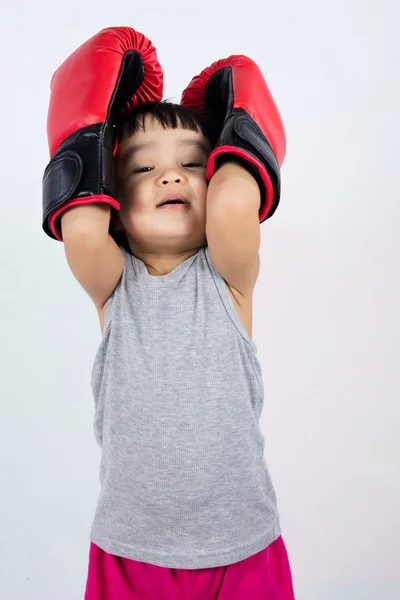 Asiatische kleine chinesische Mädchen trägt Boxhandschuh mit Frustration — Stockfoto