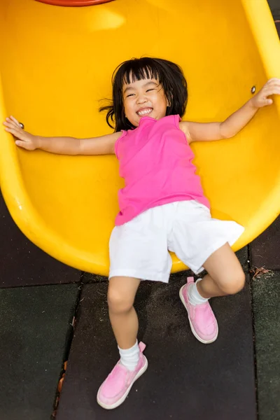 Asyalı Çinli küçük kız oyun alanı kayan — Stok fotoğraf