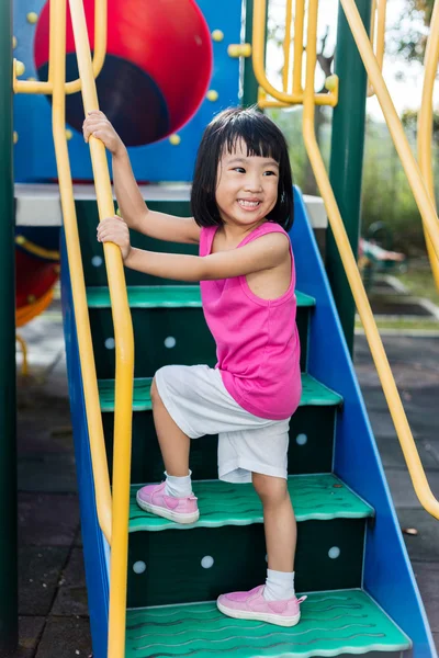 Asiática china niña sonriendo en el patio de recreo — Foto de Stock