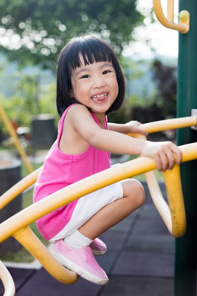 Asiatico cinese bambina arrampicata a parco giochi — Foto Stock