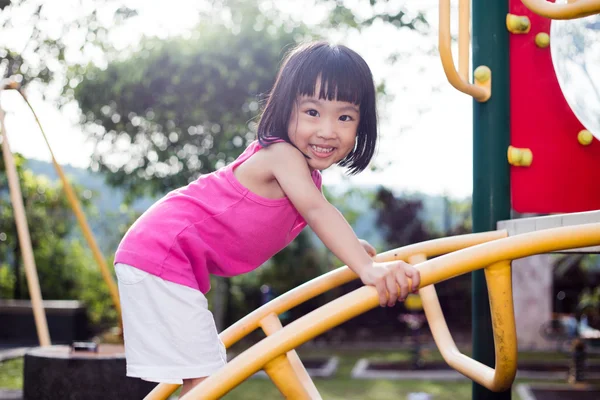 Asiatique chinois petite fille escalade à aire de jeux — Photo
