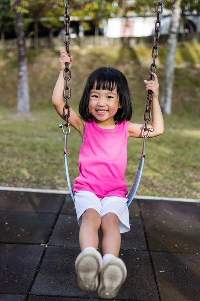 Aziatische Chinese meisje op schommel in Speeltuin — Stockfoto