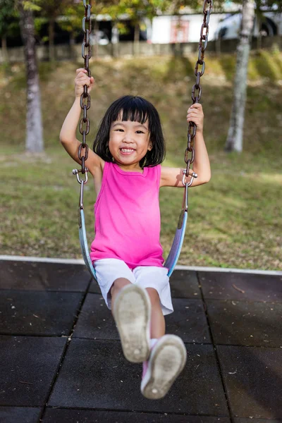 Bahçesi hızıyla Asian Çinli küçük kız — Stok fotoğraf