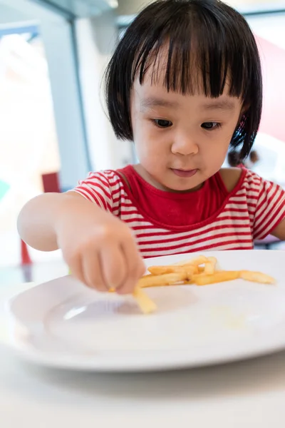 Asiático chinês menina comer francês batatas fritas — Fotografia de Stock