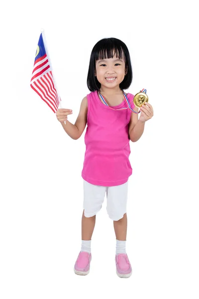 Gadis kecil Asia Cina yang memegang bendera Malaysia dengan medali emas — Stok Foto