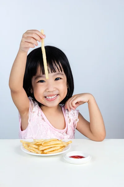 Feliz asiática china niña comiendo papas fritas —  Fotos de Stock