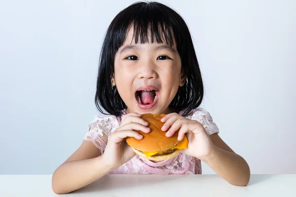 Happy Asijská Čínská holčička jíst hamburger — Stock fotografie