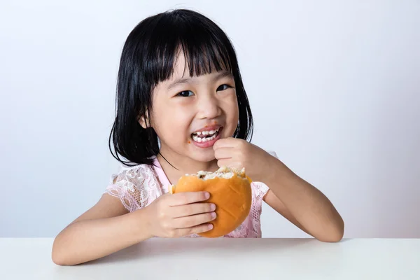 Feliz asiática china niña comiendo hamburguesa — Foto de Stock