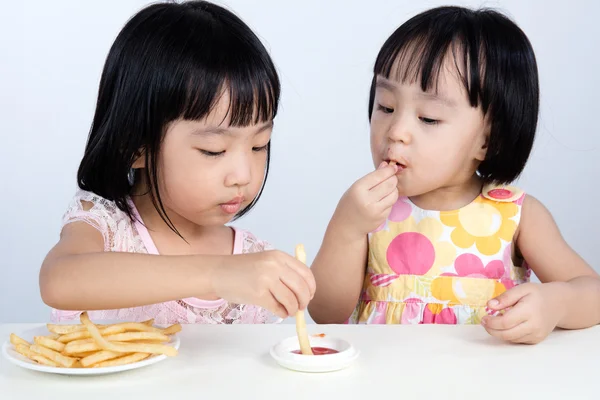 Asiática china niña comiendo papas fritas — Foto de Stock