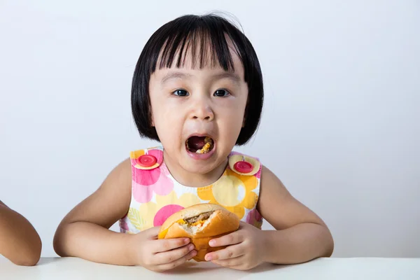 Asiática china niña comiendo hamburguesa —  Fotos de Stock