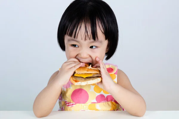 Asiatiska kinesiska liten flicka äta Burger — Stockfoto