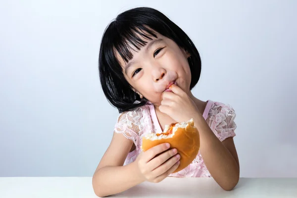 Heureux asiatique chinois petite fille manger burger — Photo