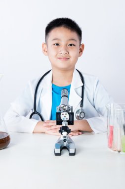 Mikroskopla çalışan bir Asya Çin çocuk