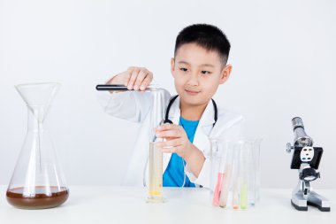 Araştırma için test tüpü tutan Asyalı Çinli çocuk