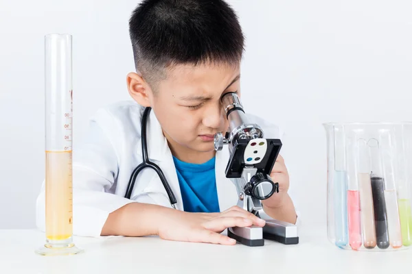 Asiático chino chico trabajo con microscopio — Foto de Stock