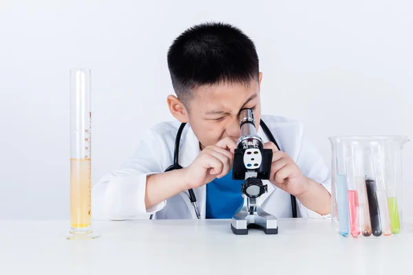 Asiatico cinese ragazzo working con microscopio — Foto Stock