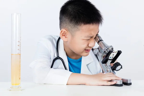 Asiatico cinese ragazzo working con microscopio — Foto Stock