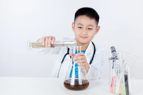 Asiatisk kinesisk pojke håller provrör för forskning — Stockfoto