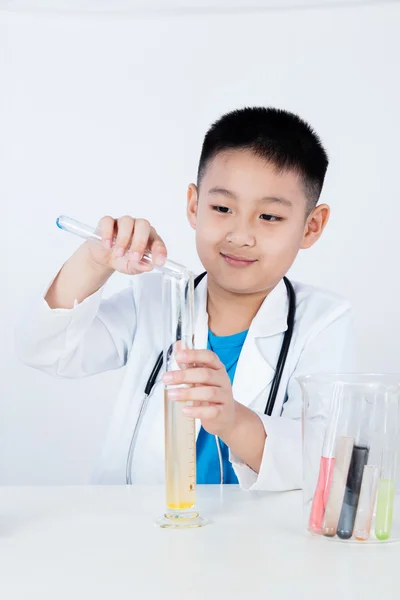 Asiático chino chico holding prueba tubo para investigación — Foto de Stock