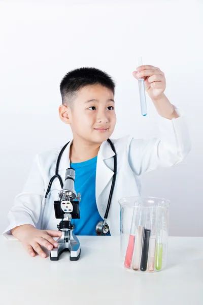 Asiático chino chico holding prueba tubo para investigación — Foto de Stock