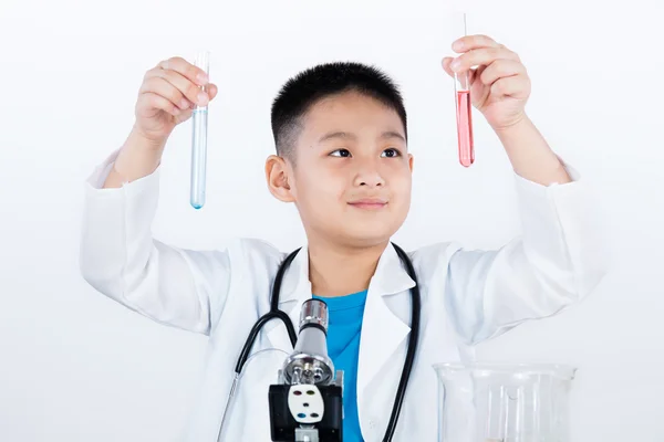 Asiatico cinese ragazzo holding test tube per ricerca — Foto Stock