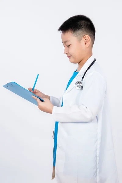 Asiático chinês menino fingindo como médico com prancheta — Fotografia de Stock