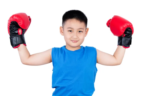 Asiático chino chico usando guantes de boxeo con victoria — Foto de Stock