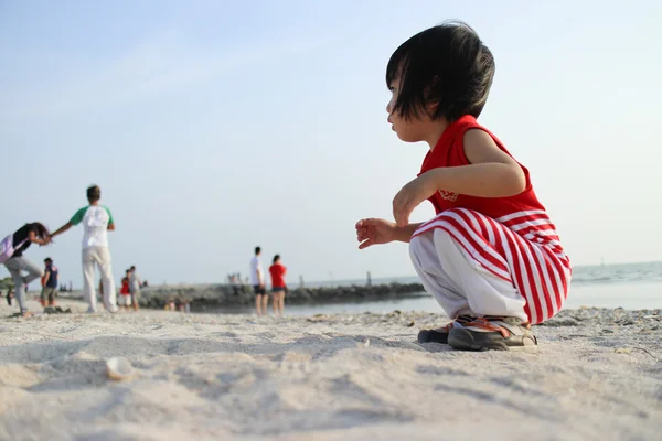 Asijské čínské děti hrající písek — Stock fotografie