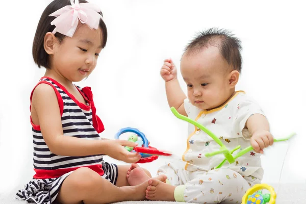 Asiatiska kinesiska barn spelar — Stockfoto