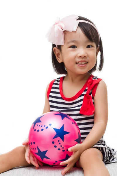 Asiático chinês menina segurando bola — Fotografia de Stock