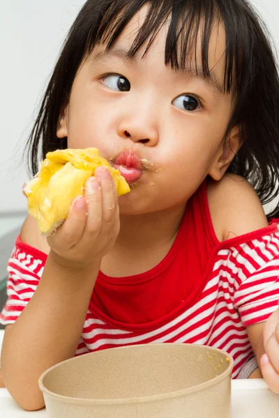 中国の女の子を食べるドリアン — ストック写真