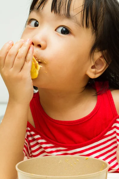 中国の女の子を食べるドリアン — ストック写真