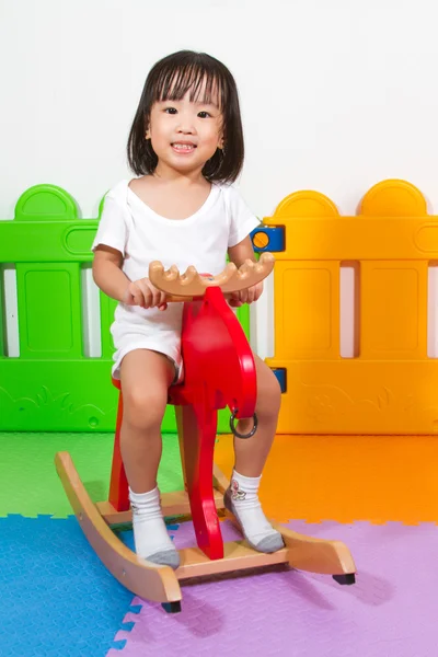 Niños montando troyano — Foto de Stock