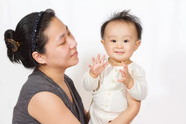 Asiática mãe e bebê — Fotografia de Stock