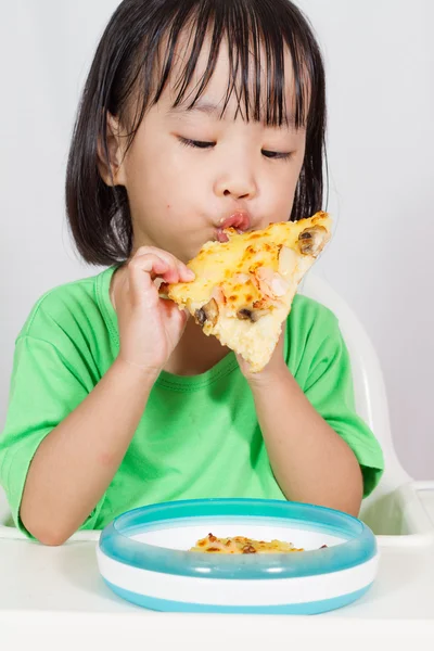 Little Asain Chinese Eating Pizza — ストック写真