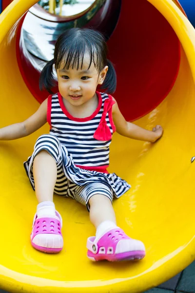 Asiatique enfant glissant sur aire de jeux — Photo