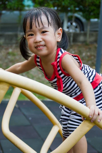 Asiatiska Kid klättring — Stockfoto